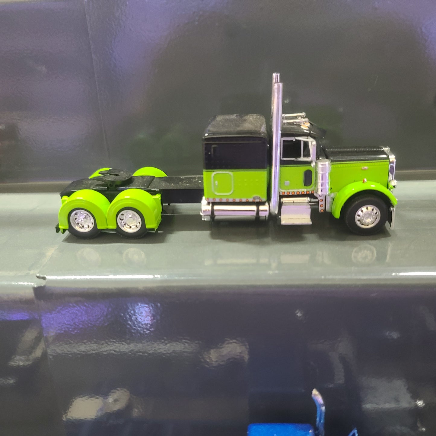 1:64 DCP Cab Only Peterbilt 379, green and black, flattop sleeper