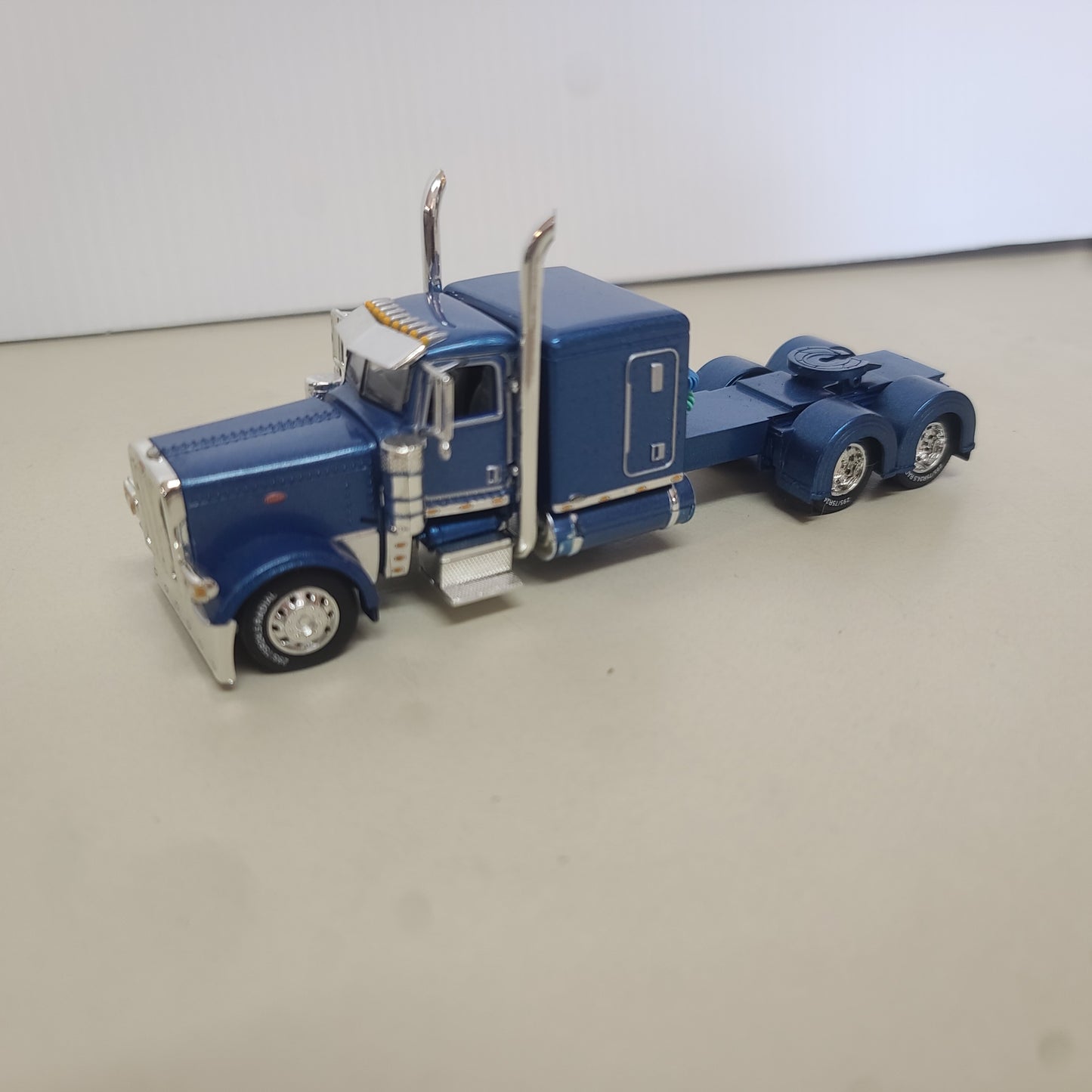 1:64 DCP Cab Only Peterbilt 389, Blue flat top sleeper