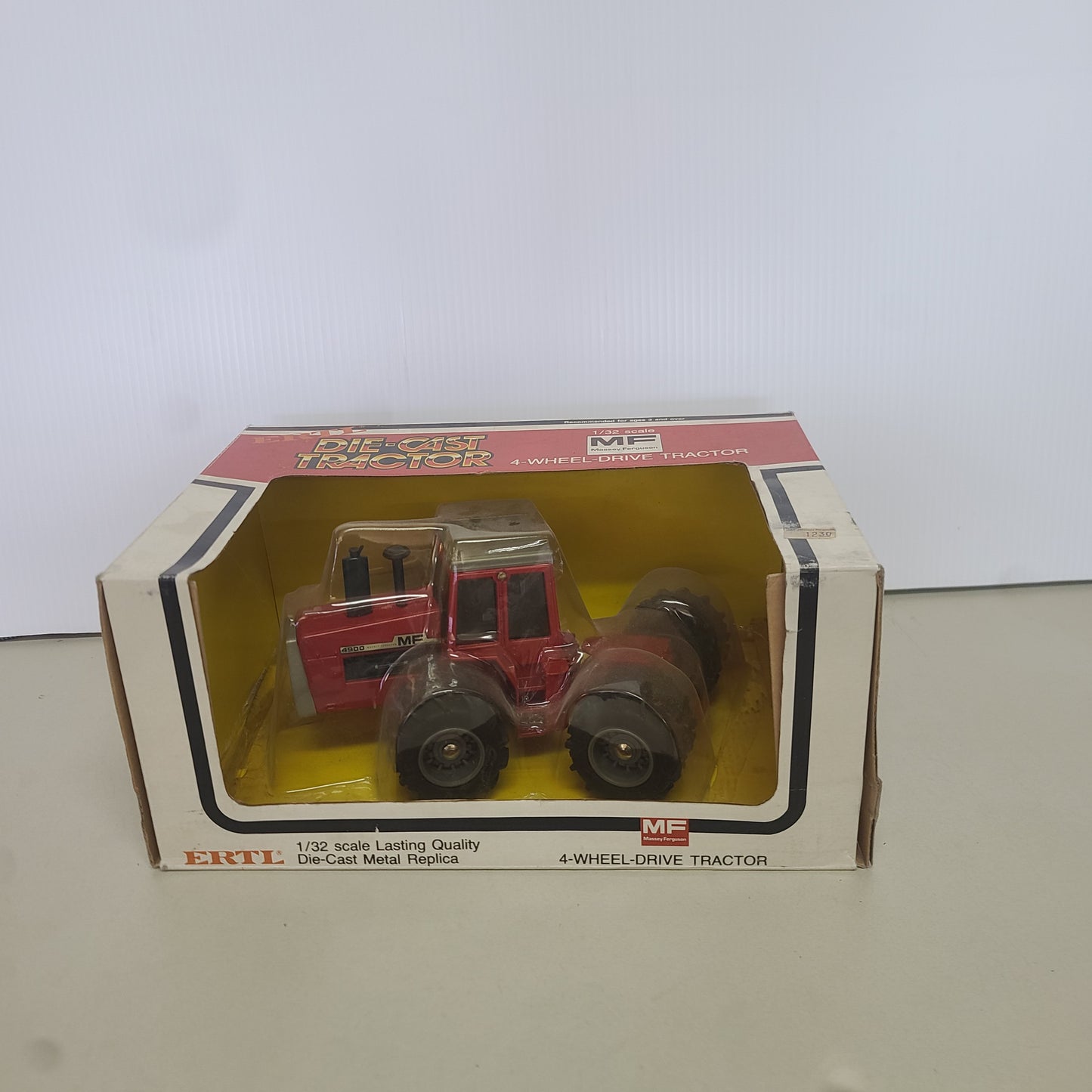 1:32 Ertl Massey Ferguson 4900.