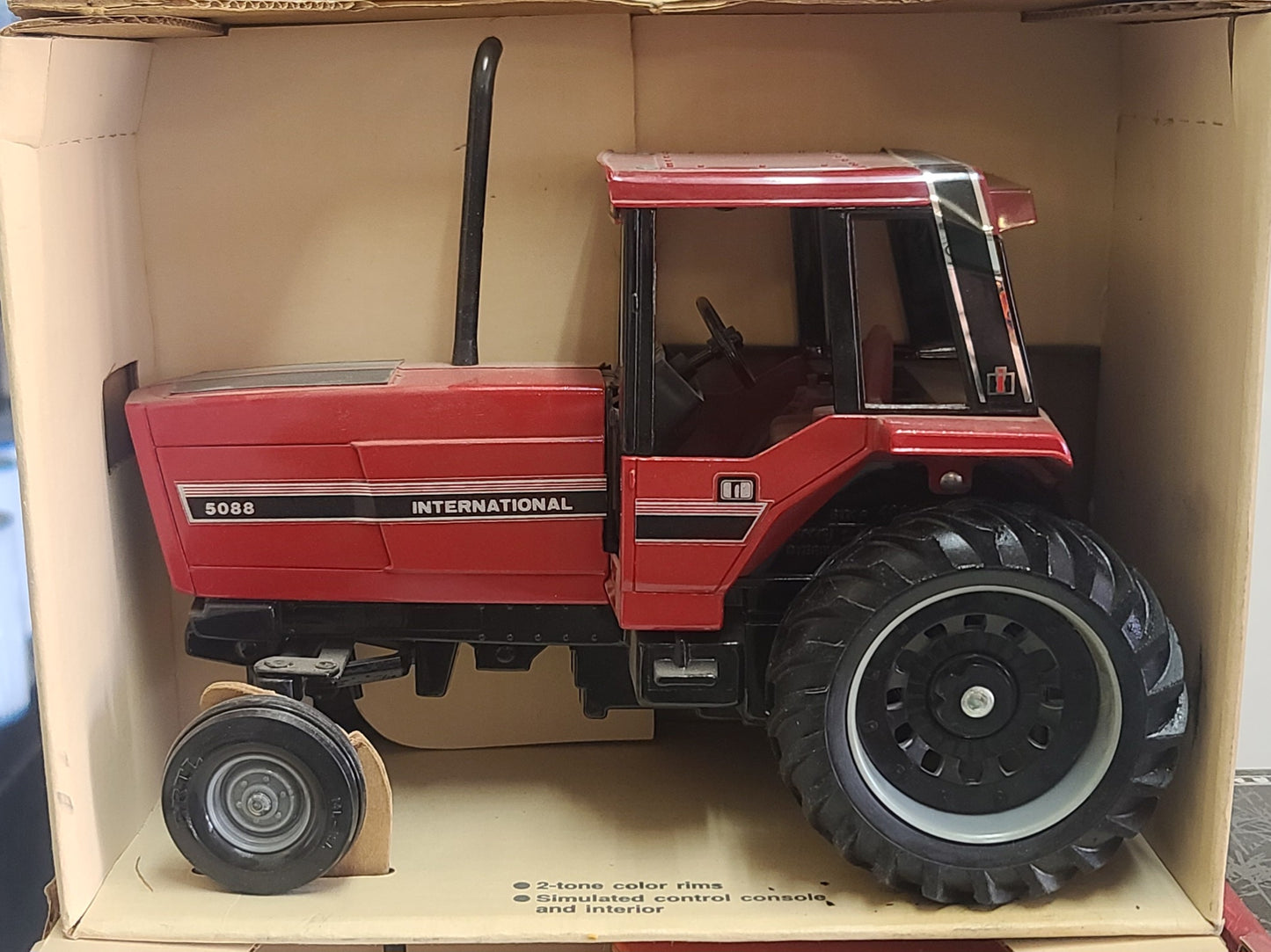 1:16 Ertl 5088 2wd International NIB