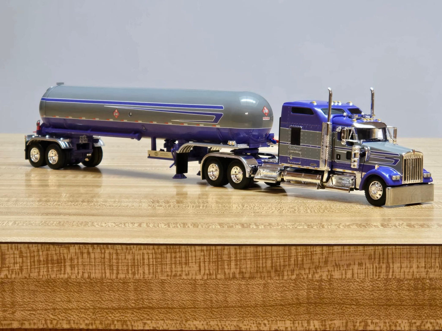 1:64 DCP Kenworth W900L 86" Studio Sleeper with LPG tanker Purple and Silver
