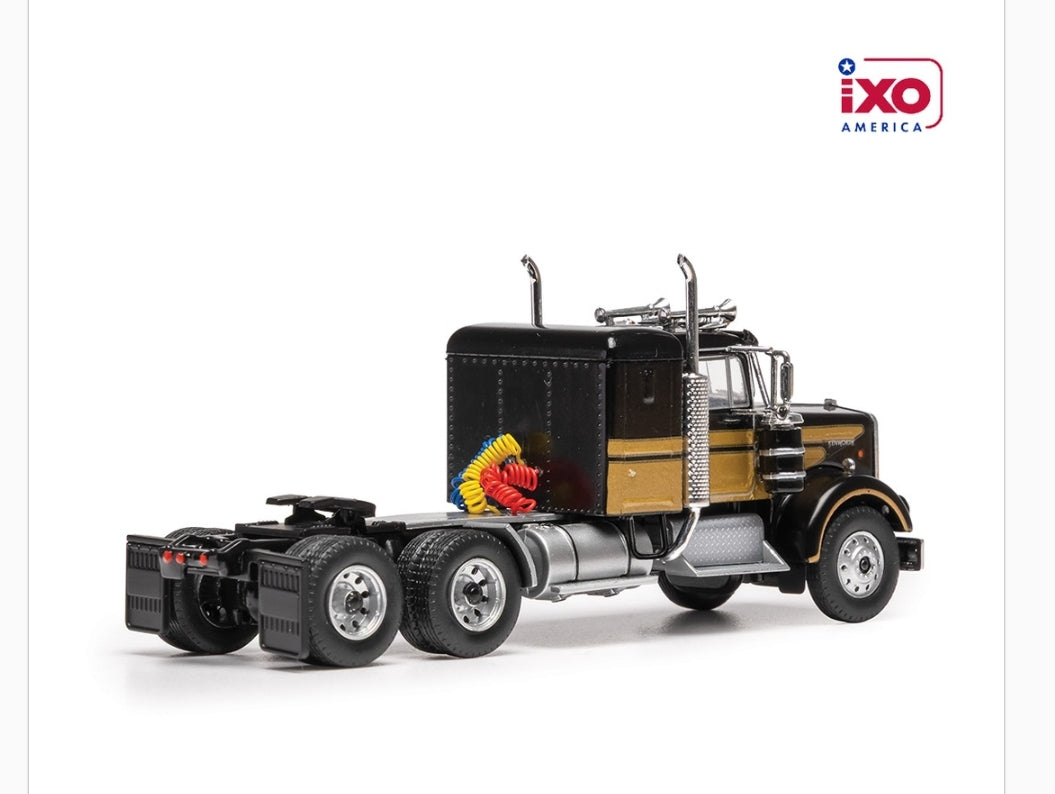 1:64 IXO 1970 Kenworth W925 small sleeper - Black and Gold