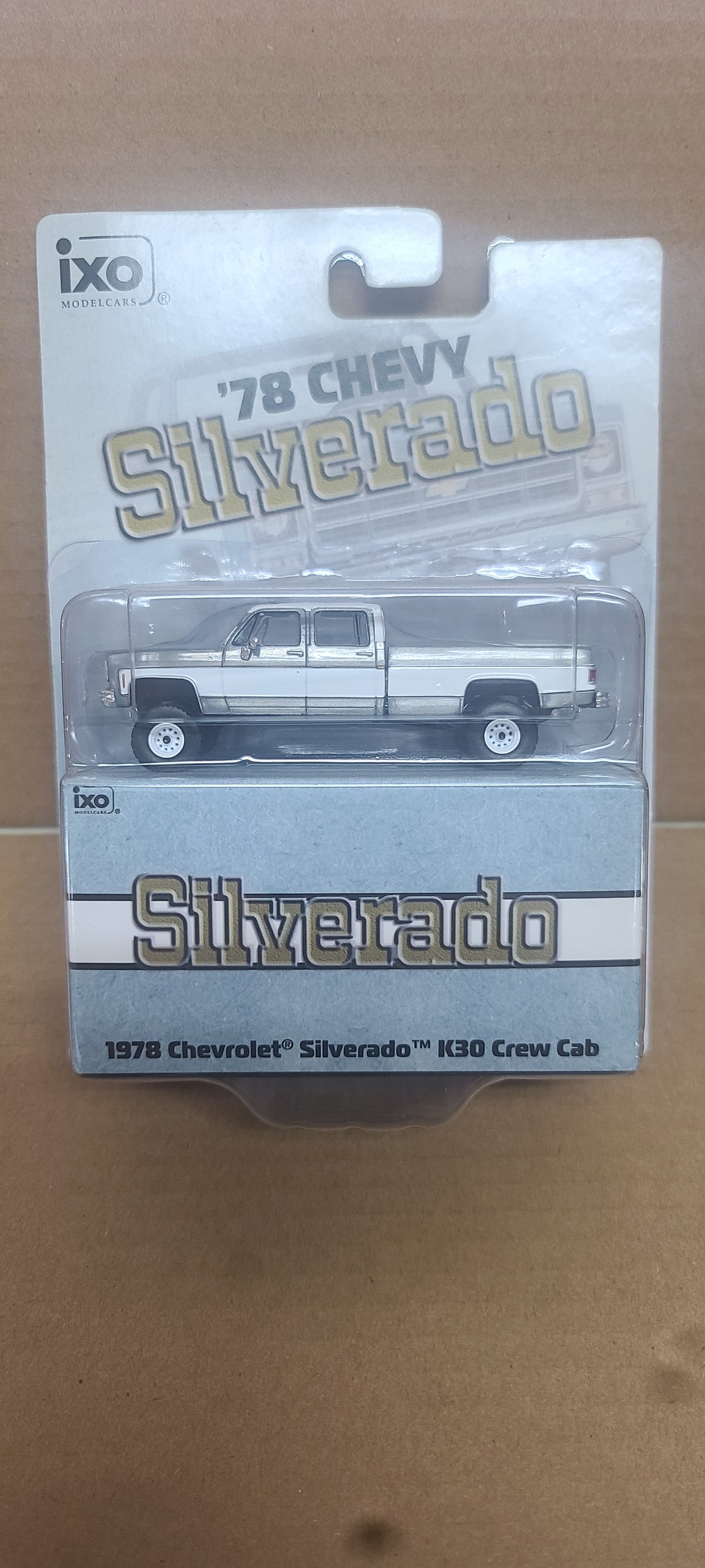 1:64 IXO CHASE 1978 Chevrolet Silverado K30 Crew Cab Fleetside Lifted - Silver Metallic and Frost White