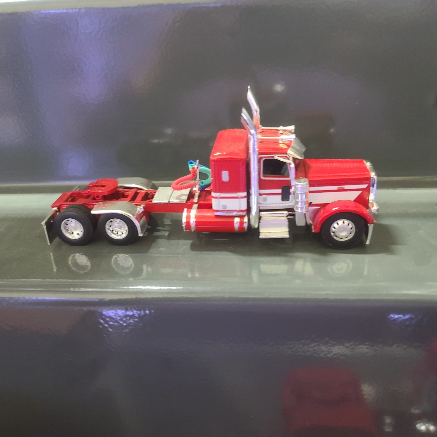 1:64 DCP Cab Only Peterbilt 389 36" bunk, red and white