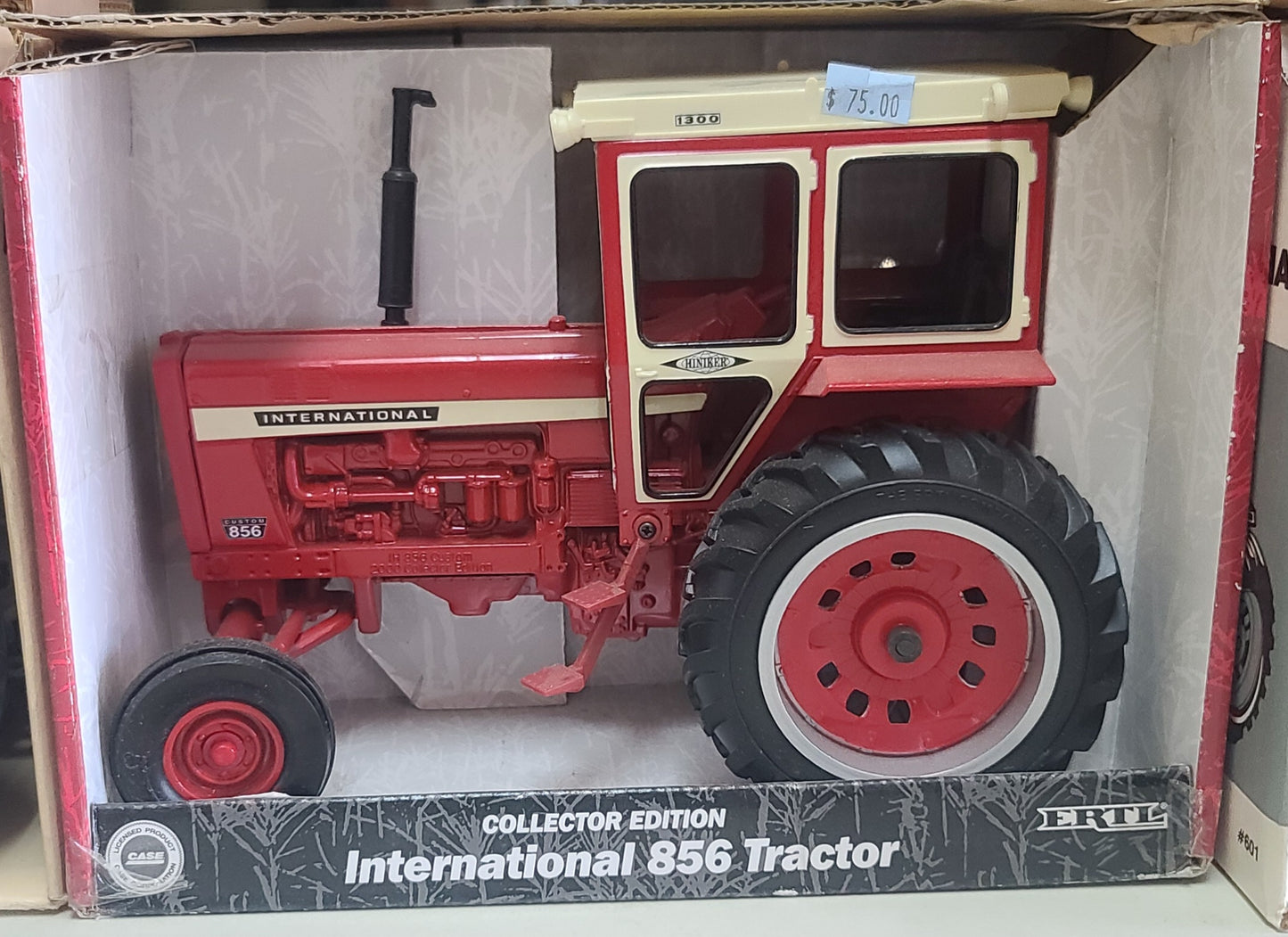 1:16 Ertl 856 International 2000 collectors edition NIB