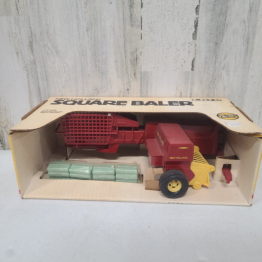 1:16 Ertl New Holland Square Baler NIB