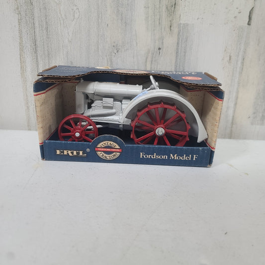 1:16 Ertl Fordson Model F NIB
