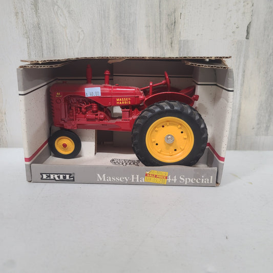1:16 Ertl Massey Harris 44 Special NIB