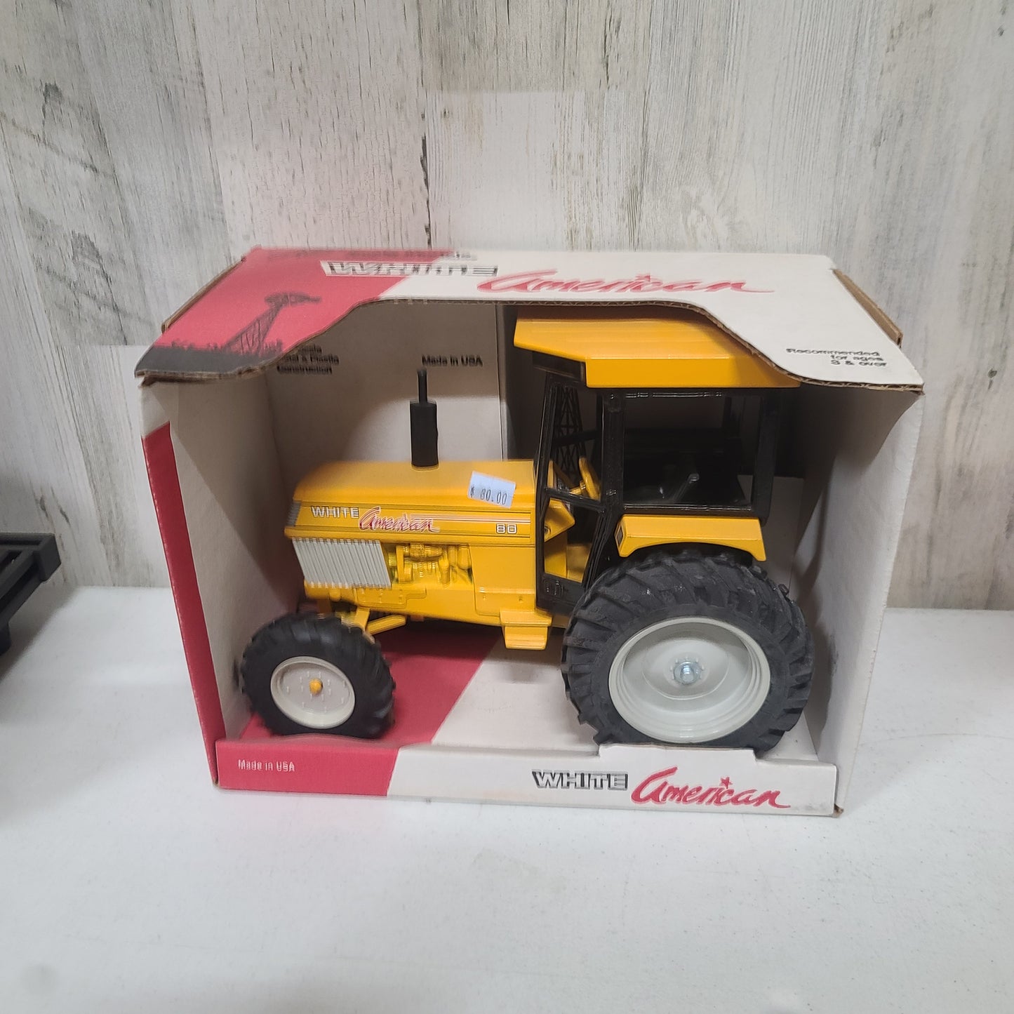 1:16 Scale Models White American Cab MFD 80 NIB