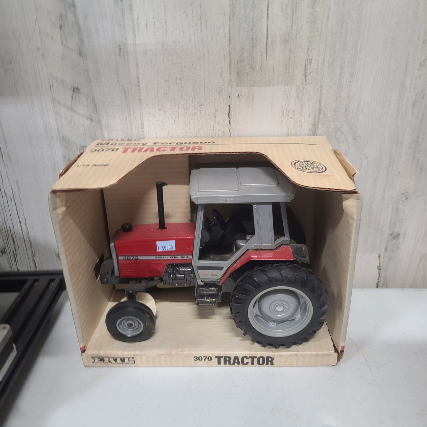 1:16 Ertl Massey Ferguson 3070 NIB