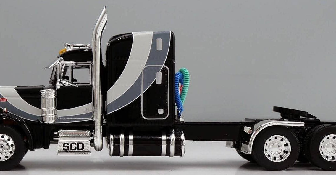 1:64 DCP Black Gray and Silver Peterbilt 379 with Wilson Spread Axle Cattle Trailer SCD