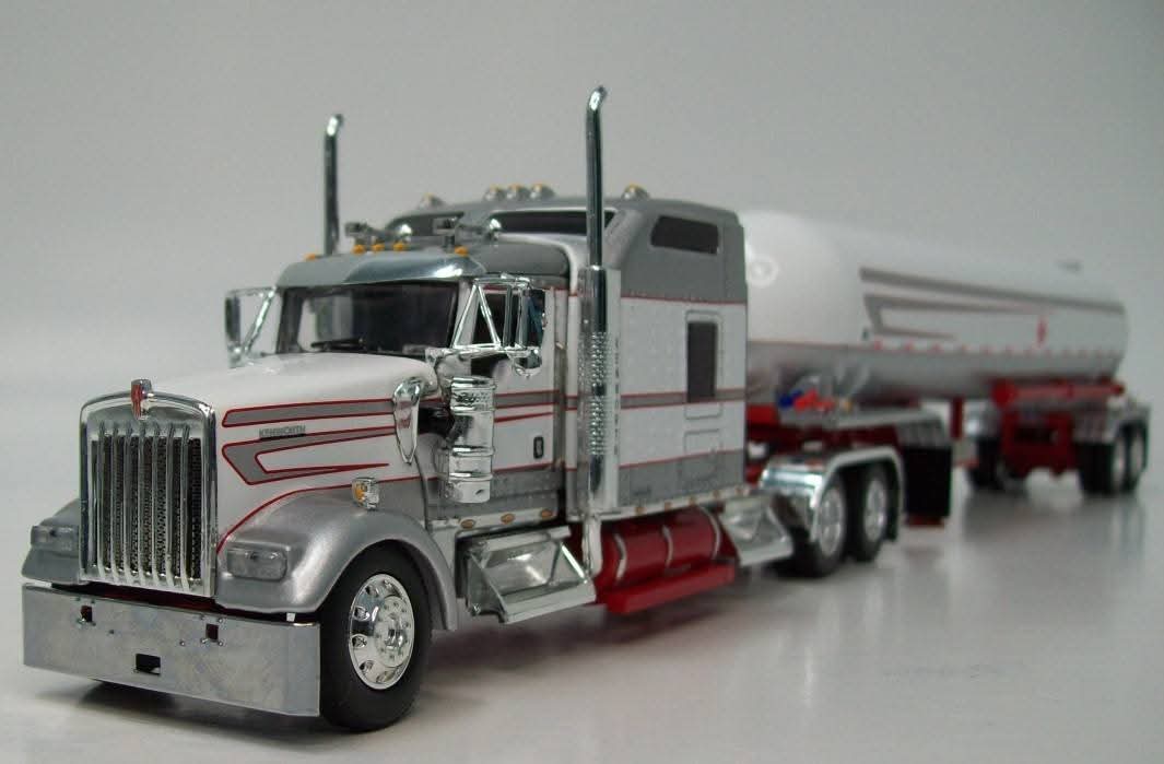 1:64 DCP Kenworth W900L 86" Studio Sleeper with LPG tanker Silver, Red and White