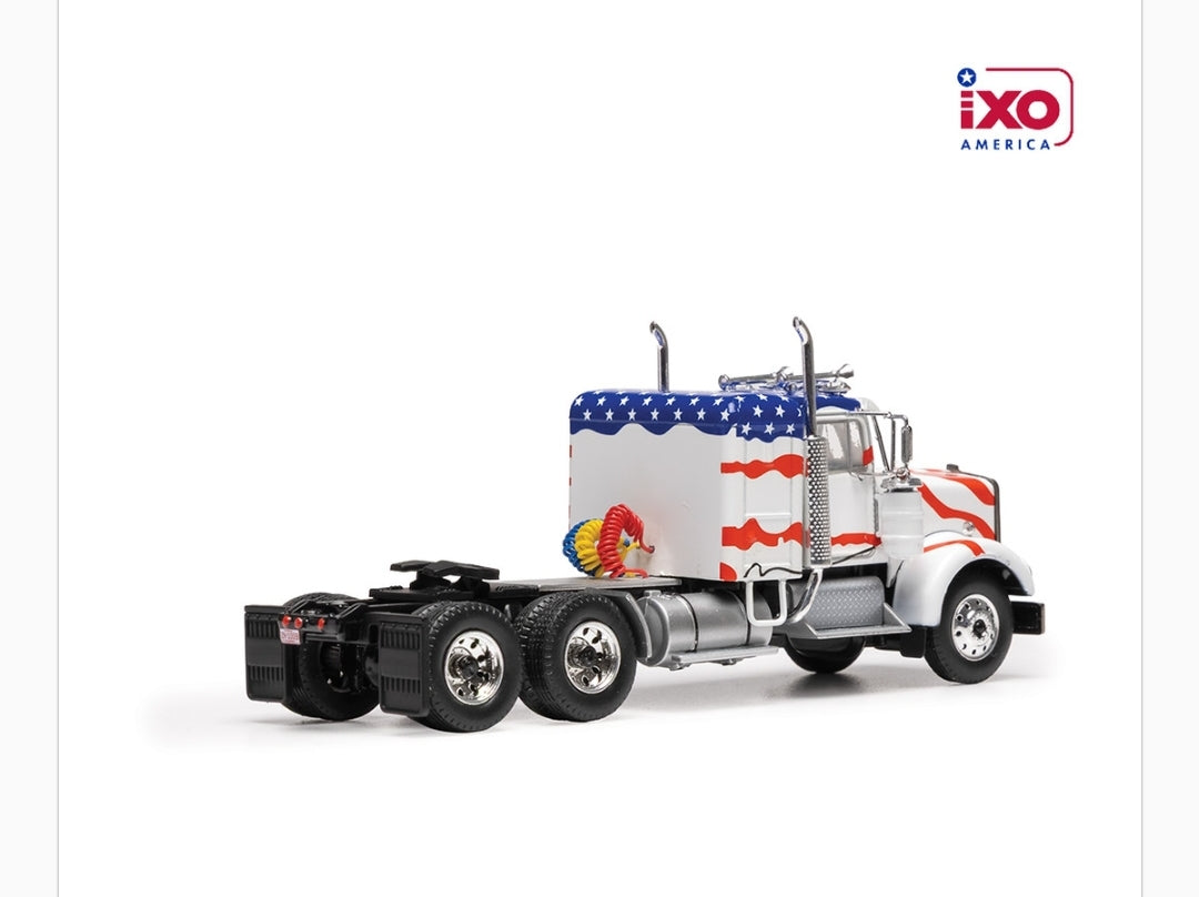 1:64 IXO 1970 Kenworth W925 small sleeper - USA flag