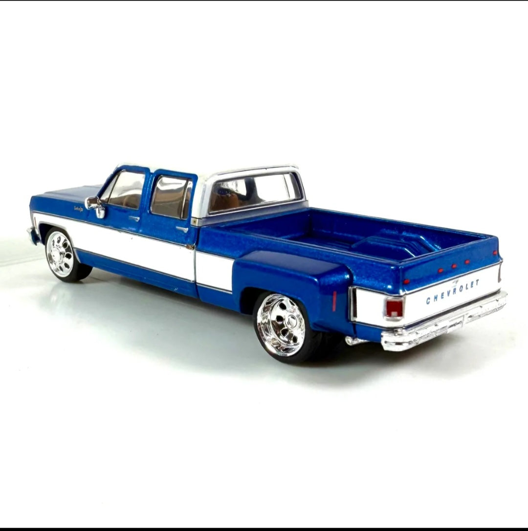 1:64 IXO 1974 Chevrolet Custom C30 Crew Cab Dually Lowered Deluxe Two-Tone Catalina Blue Metallic & Frost White