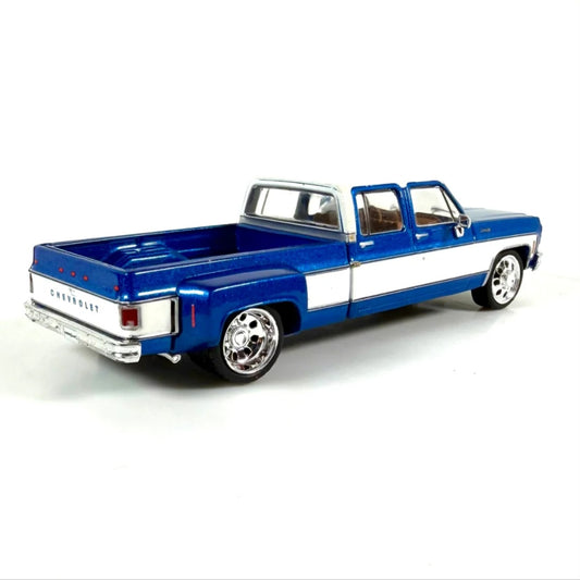 1:64 IXO 1974 Chevrolet Custom C30 Crew Cab Dually Lowered Deluxe Two-Tone Catalina Blue Metallic & Frost White