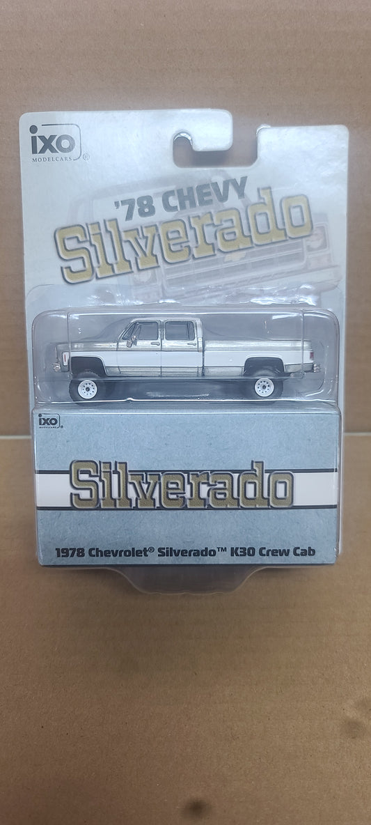 1:64 IXO CHASE 1978 Chevrolet Silverado K30 Crew Cab Fleetside Lifted - Silver Metallic and Frost White