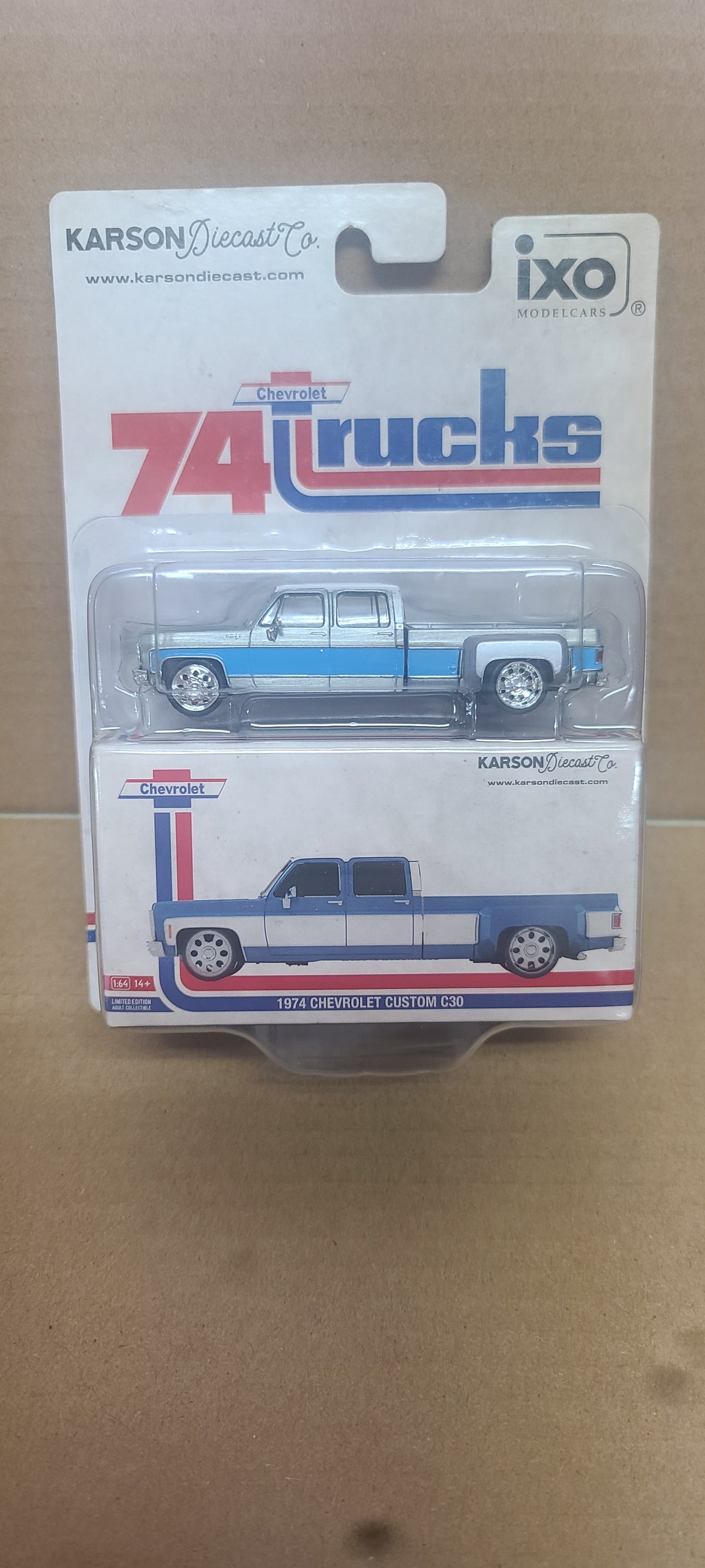 1:64 IXO CHASE 1974 Chevrolet Custom C30 Crew Cab Dually Lowered Deluxe Two-Tone Blue Metallic & Silver Metallic