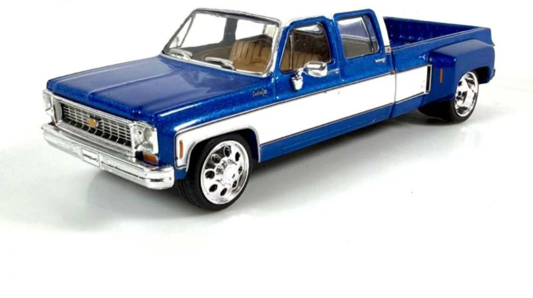 1:64 IXO 1974 Chevrolet Custom C30 Crew Cab Dually Lowered Deluxe Two-Tone Catalina Blue Metallic & Frost White
