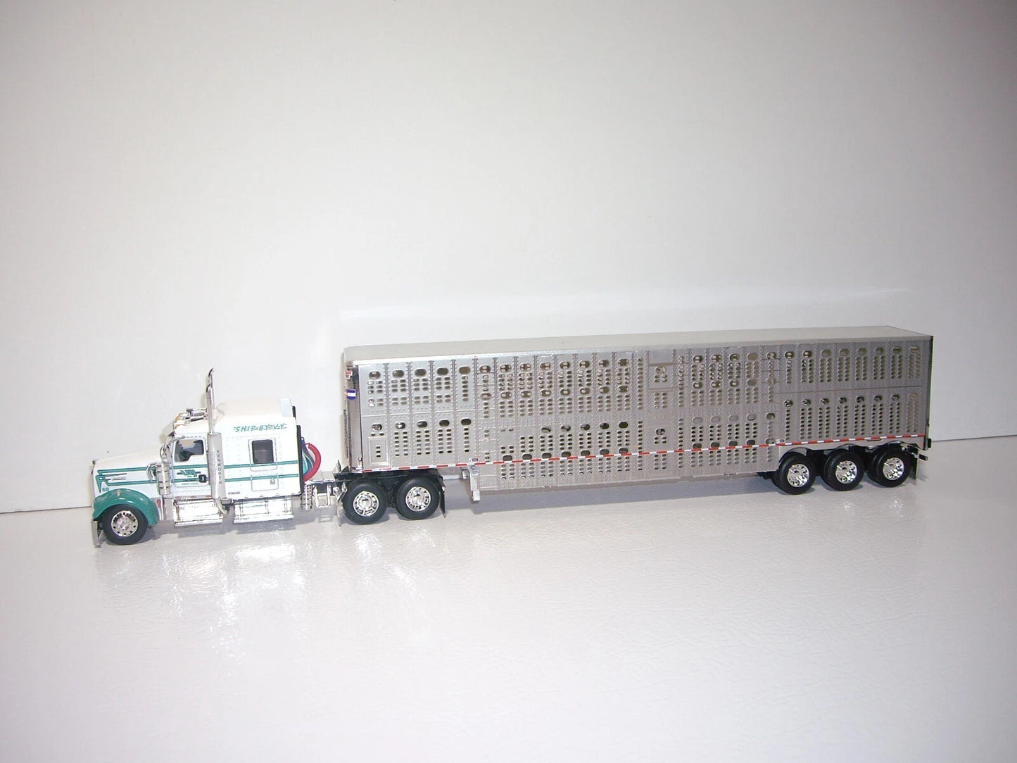 1:64 DCP White and Green V-Y Truckline Kenworth W900L 72" Aerocab Flattop sleeper and Wilson silver star tri axle livestock trailer
