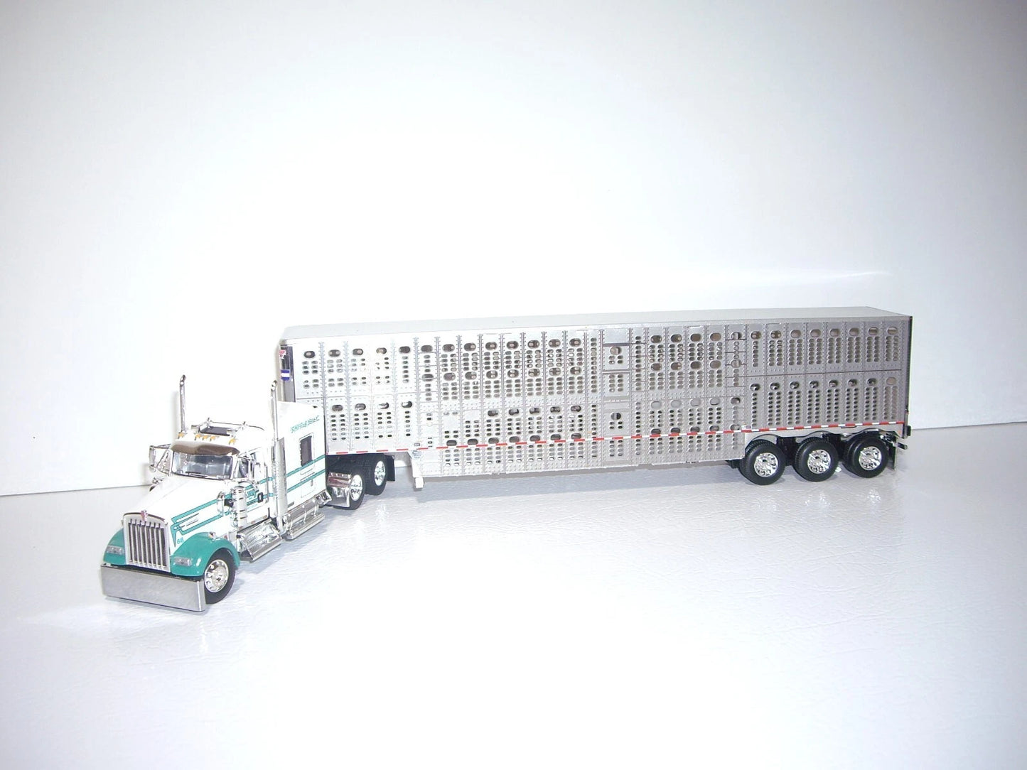 1:64 DCP White and Green V-Y Truckline Kenworth W900L 72" Aerocab Flattop sleeper and Wilson silver star tri axle livestock trailer