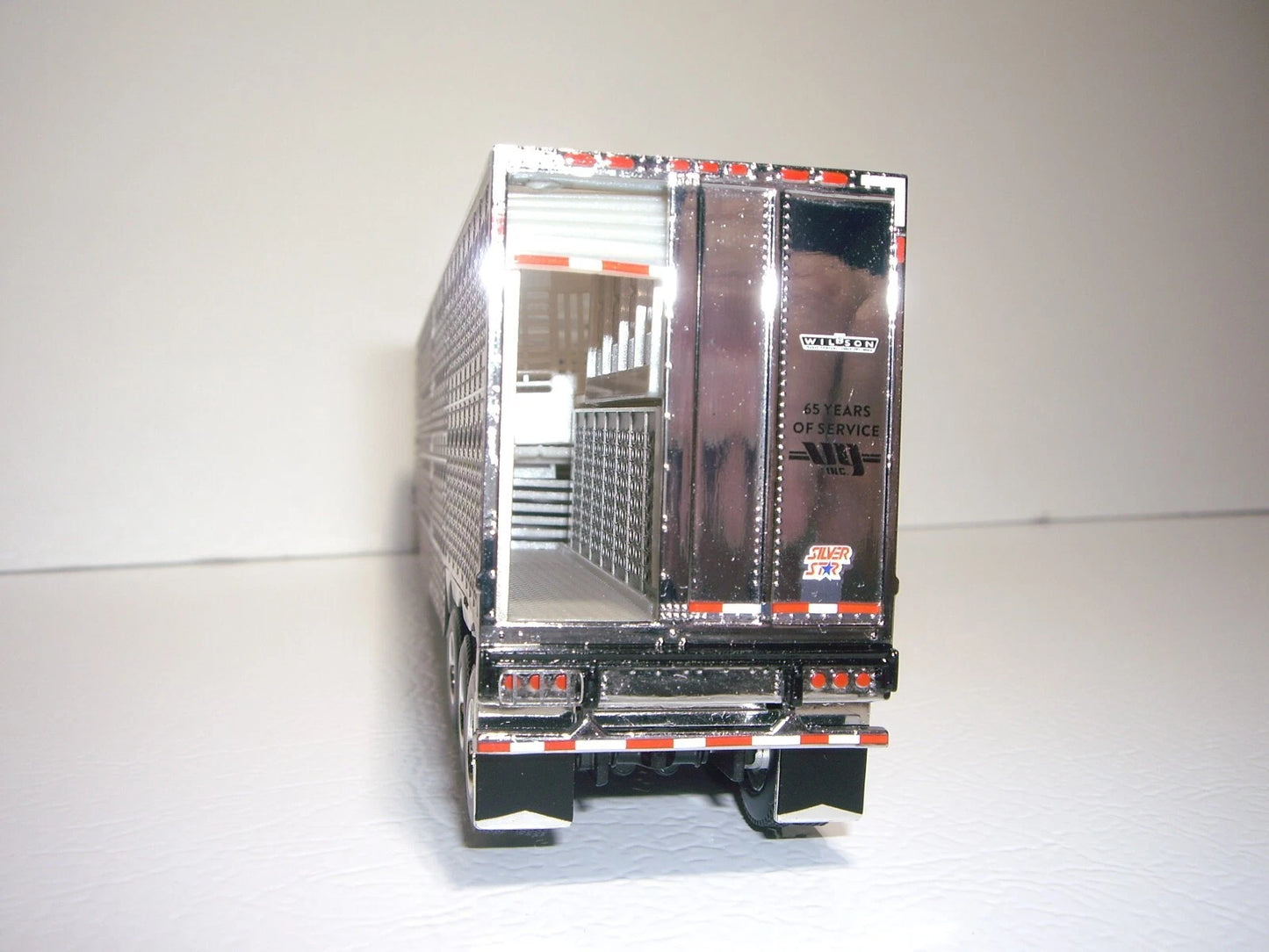 1:64 DCP White and Green V-Y Truckline Kenworth W900L 72" Aerocab Flattop sleeper and Wilson silver star tri axle livestock trailer