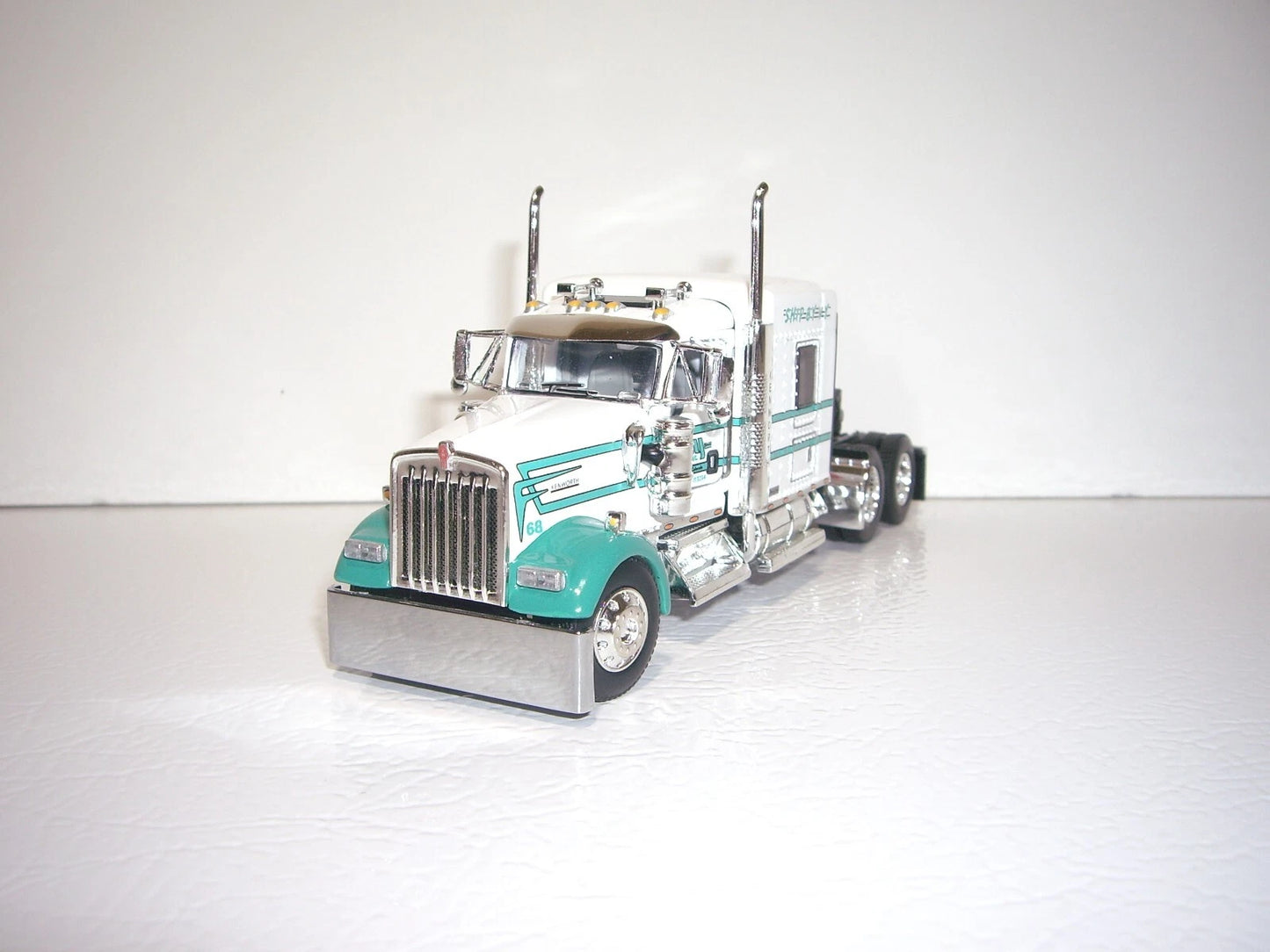 1:64 DCP White and Green V-Y Truckline Kenworth W900L 72" Aerocab Flattop sleeper and Wilson silver star tri axle livestock trailer